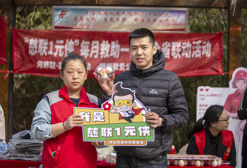 社区居民积极参加爱心捐款活动。聂长青摄