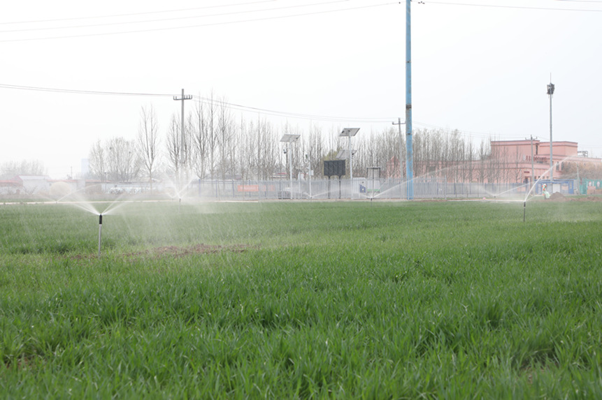 徐水区麒麟店村高标准农田里节水智能喷灌正在作业。白天龙摄